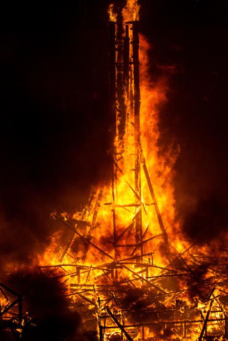 Alicante se rinde al fuego en su noche grande con la Cremà.