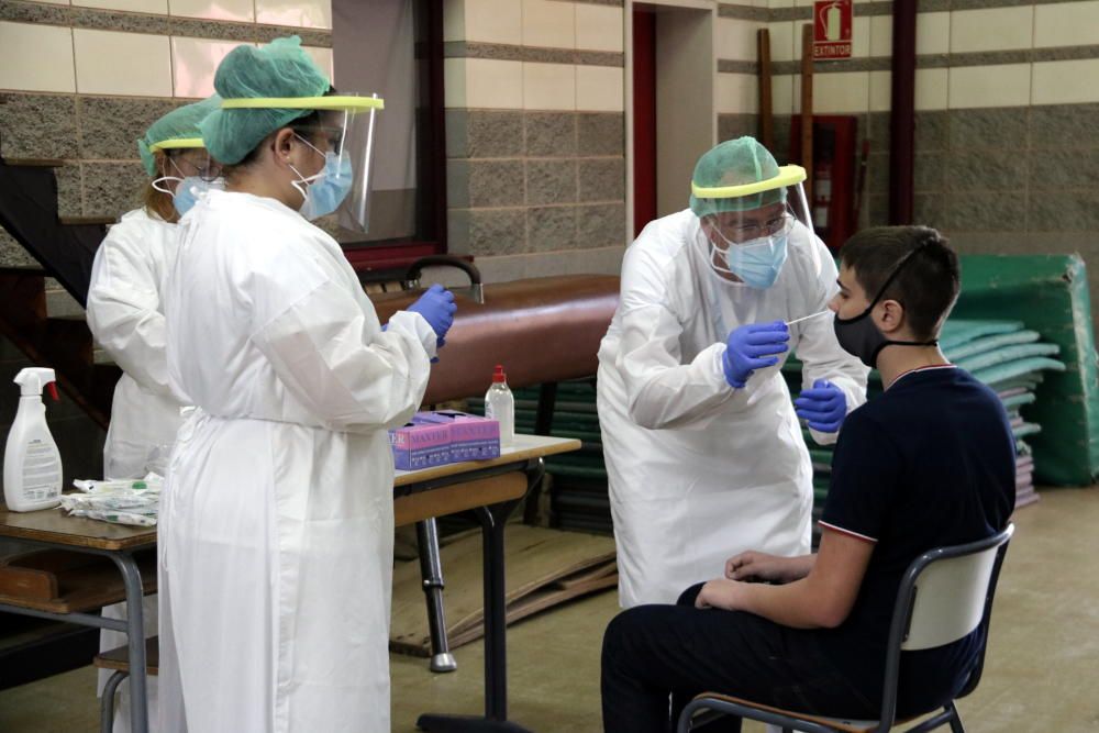 Extracció de mostres PCR a l'escola Bell-lloc de Girona