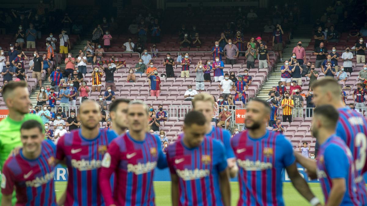 El público vuelve a las gradas del Camp Nou.