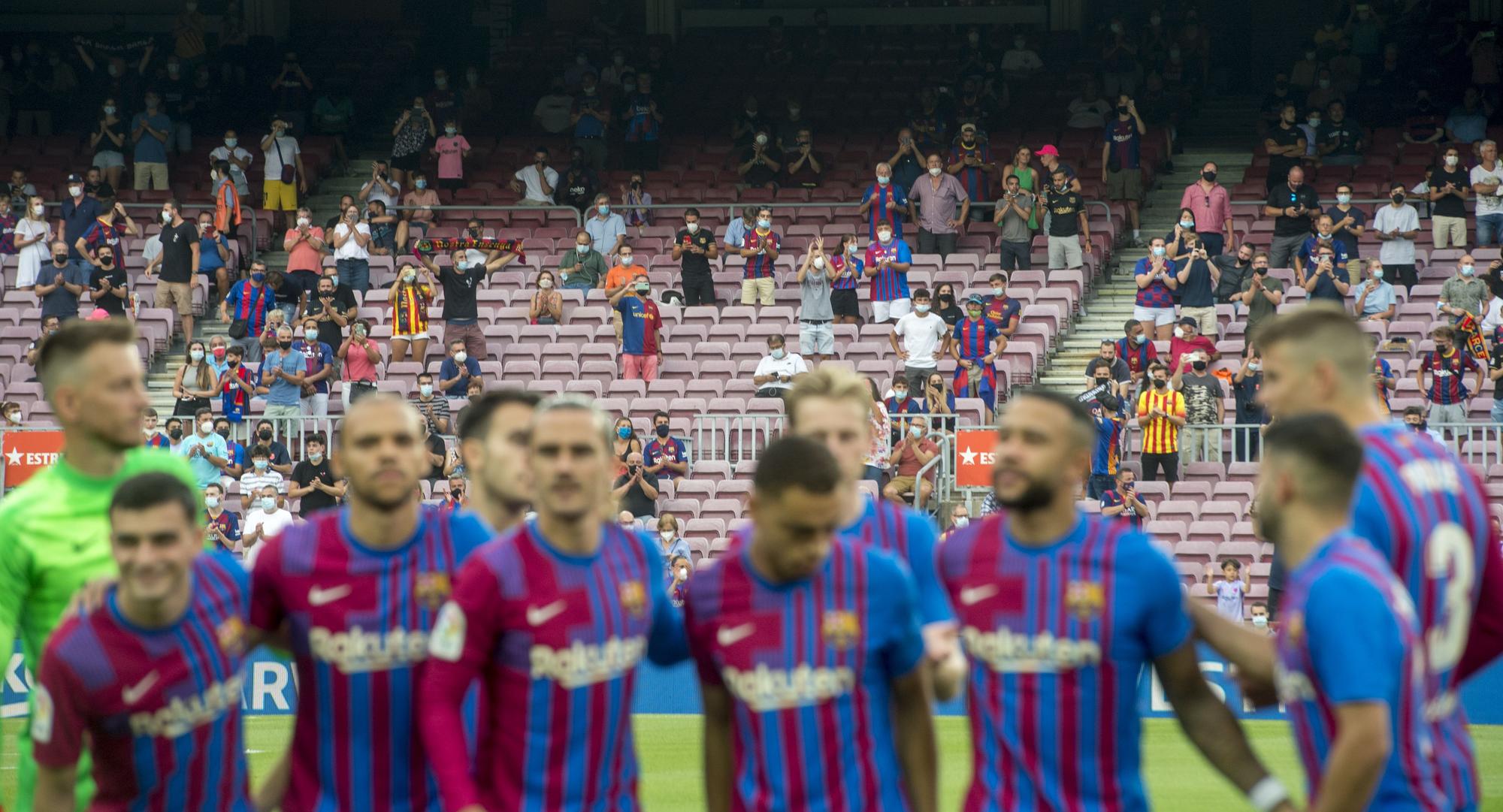 El público vuelve a las gradas del Camp Nou.