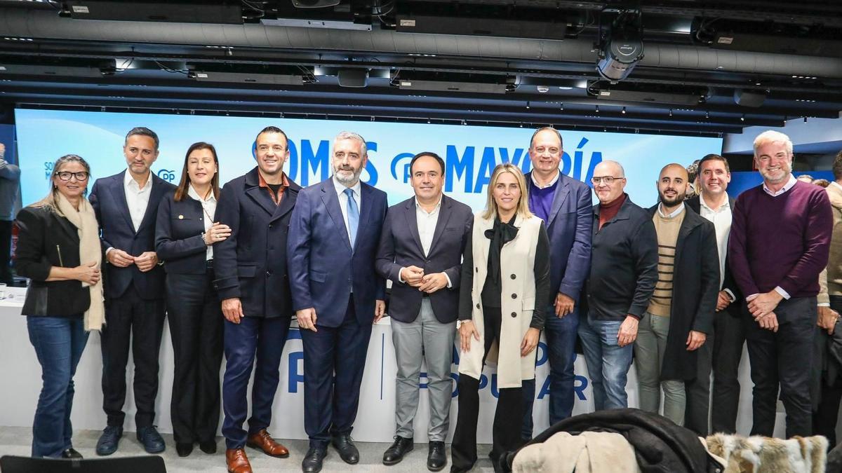 Foto de grupo en Génova: Mompó, Carlos Gil y Pérez Llorca