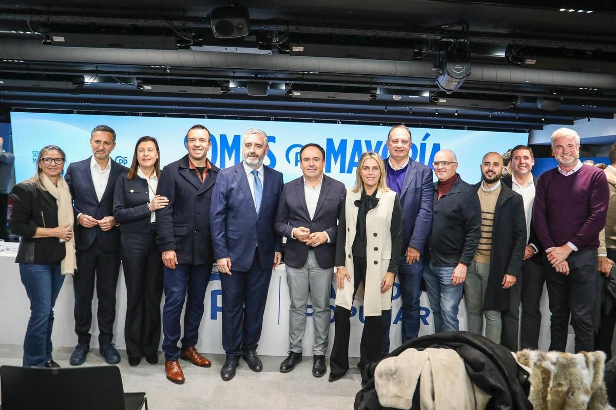 Foto de grupo en Génova: Mompó, Carlos Gil y Pérez Llorca.