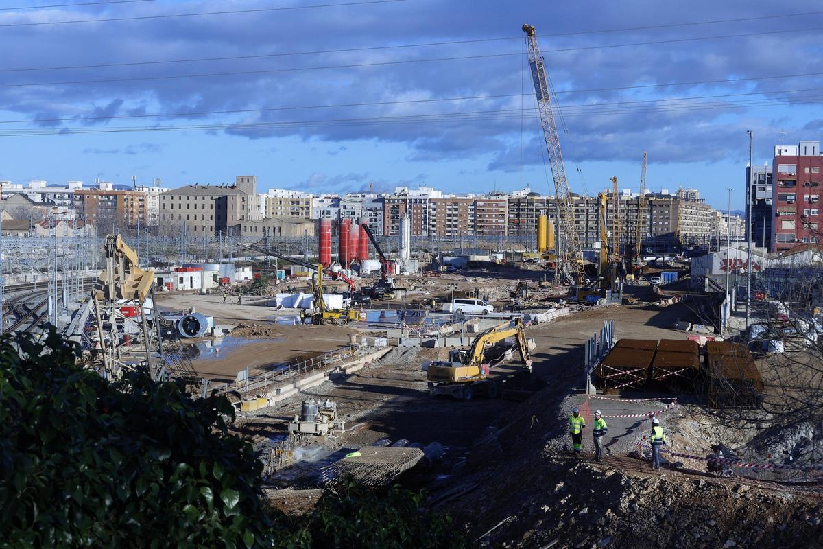 Obras de soterramiento de las vías de entrada al sur de la ciudad, el canal de acceso, con las Cercanías desviadas (a la izquierda de la imagen).