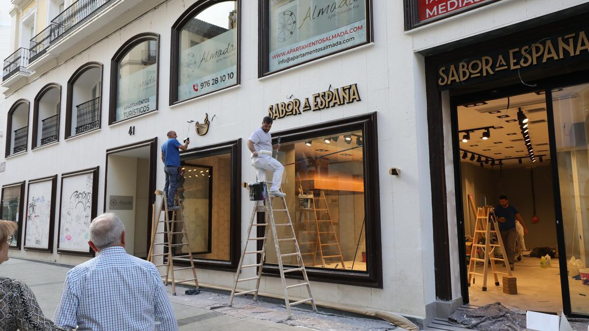 La tienda Sabor a España ultima sus preparativos en la calle Alfonso I.
