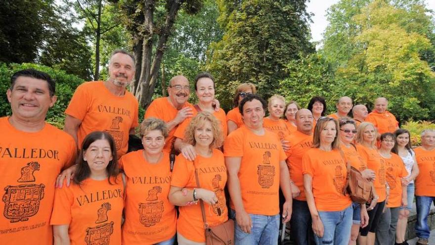 Un grupo de personas con el apellido Valledor, ayer, en el Campo San Francisco de Oviedo.