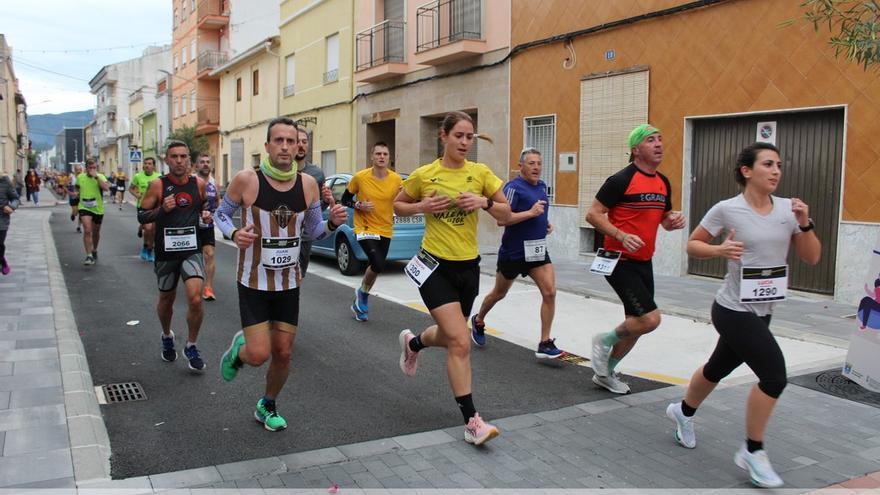 Un grupo de atletas corre por las calles de Beniflà