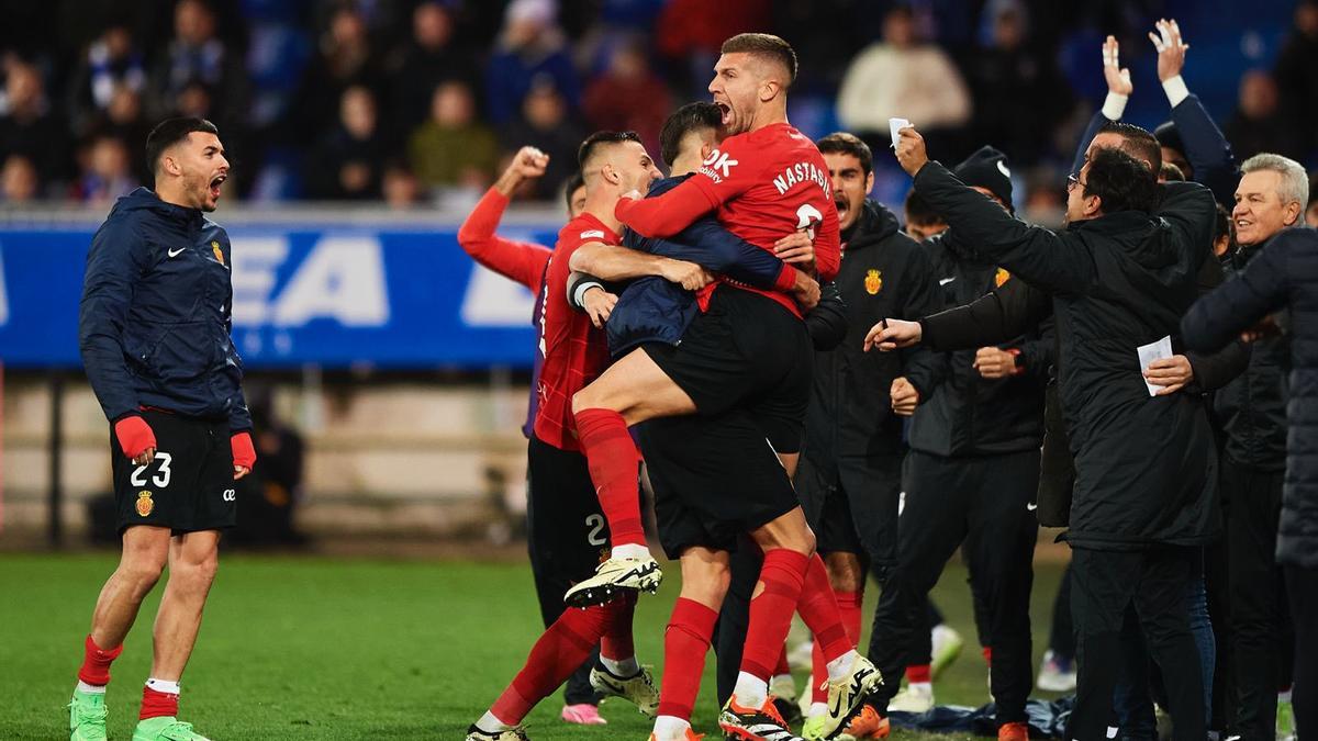 Nastasic celebra el gol con el banquillo del Mallorca.