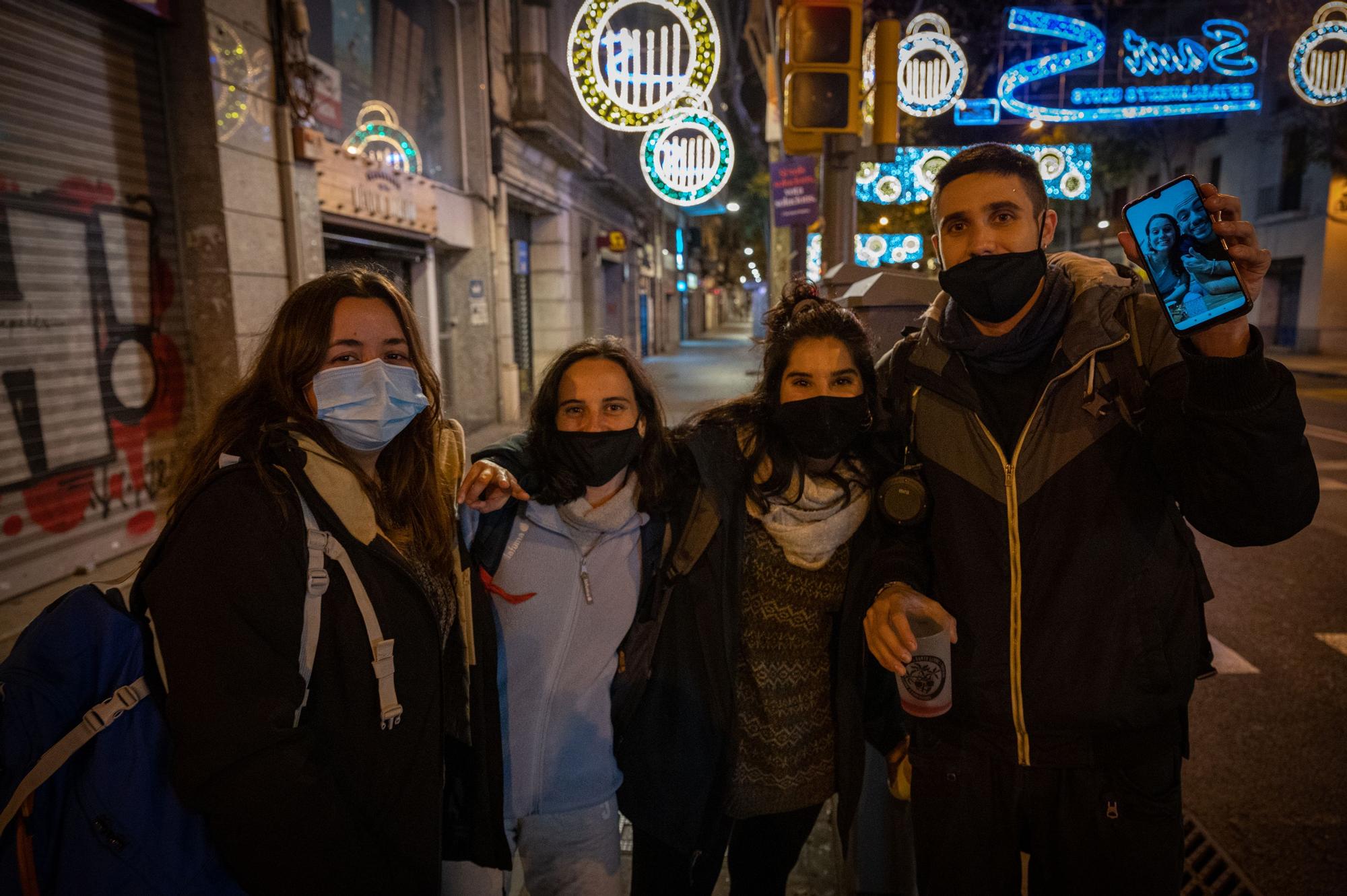 Jóvenes celebran la nochevieja realziando una videollamada con unos amigos en Grecia.