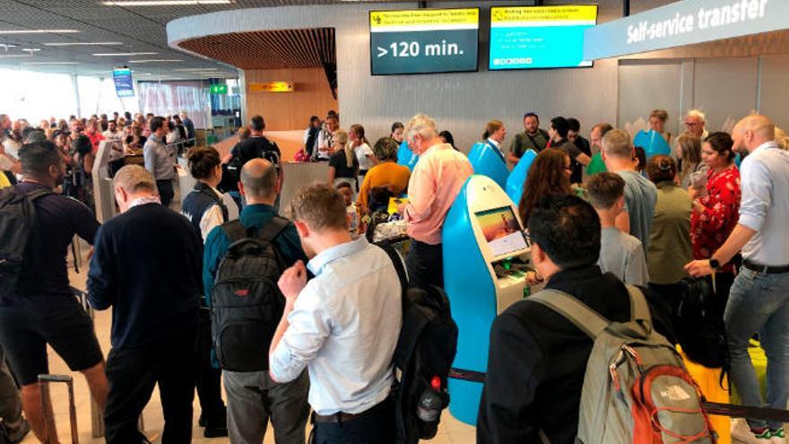 Pasajeros en el aeropuerto de Ámsterdam tras desencadenarse el problema.