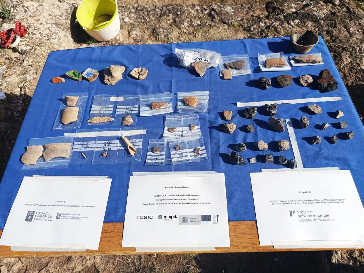 A la derecha, algunas piezas halladas en Son Sunyer; a la izquierda, las de la zona de Lluc