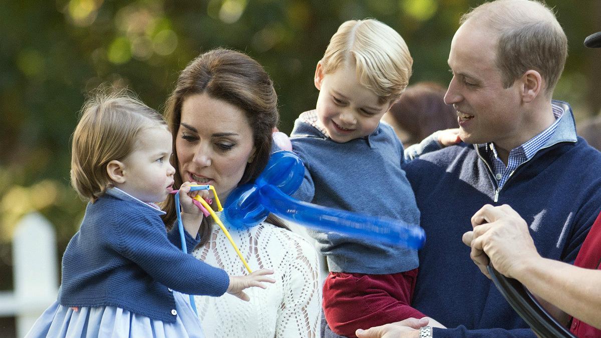 Los duques de Cambridge, con sus hijos Jorge y Carlota, el 29 de septiembre del año pasado.