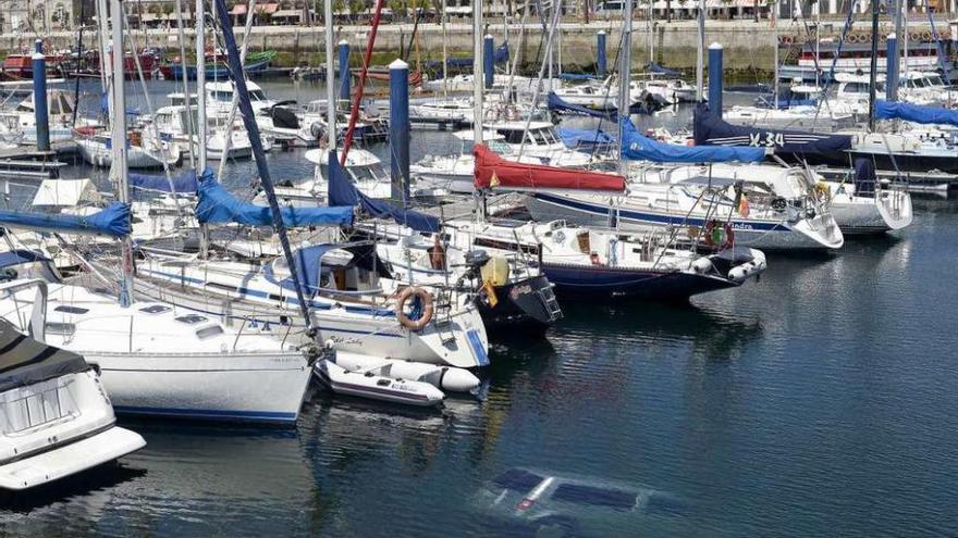 Un coche se hunde en el agua en la dársena de la Marina