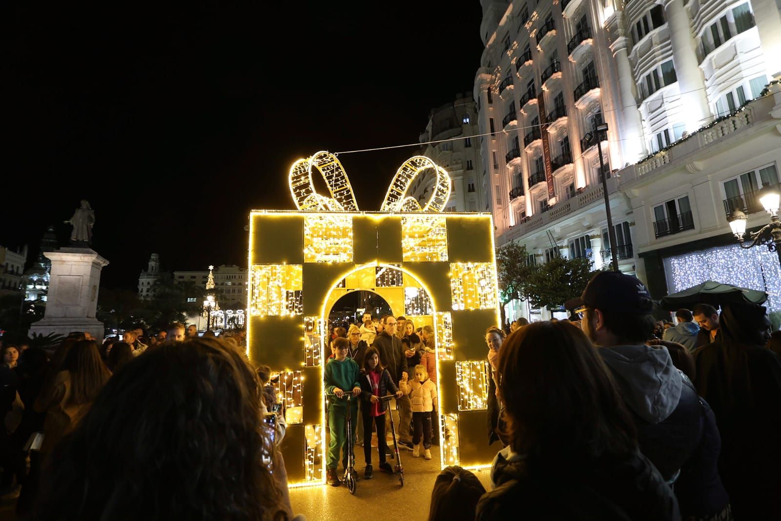 El centro de València, a reventar de gente por la decoración de Navidad