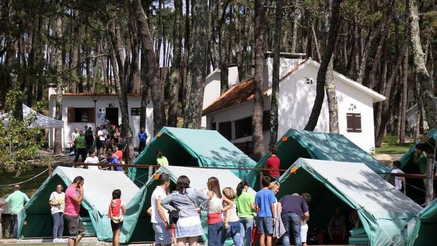 Padres y niños a la llegada de un turno de vacaciones en A Lanzada. // Muñiz