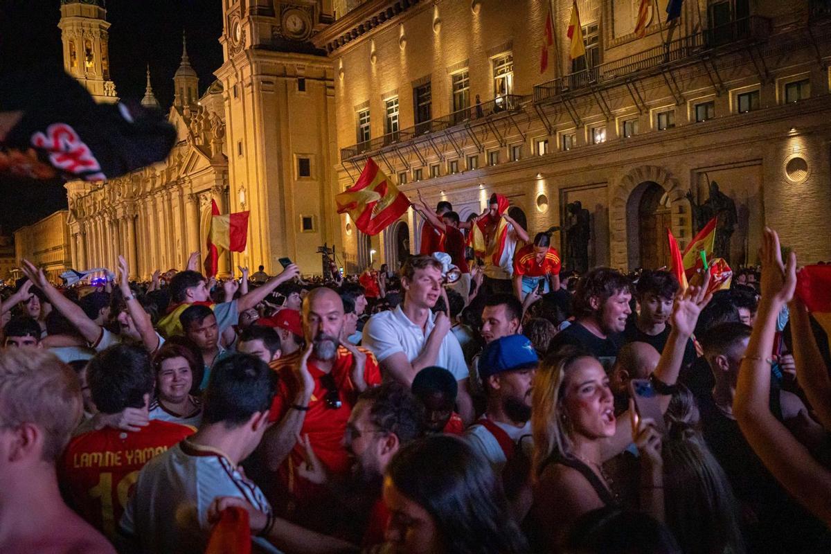 En imágenes | La plaza del Pilar de Zaragoza ya vibra con el España-Bélgica En imágenes | La plaza del Pilar de Zaragoza ya vibra con el España-Bélgica