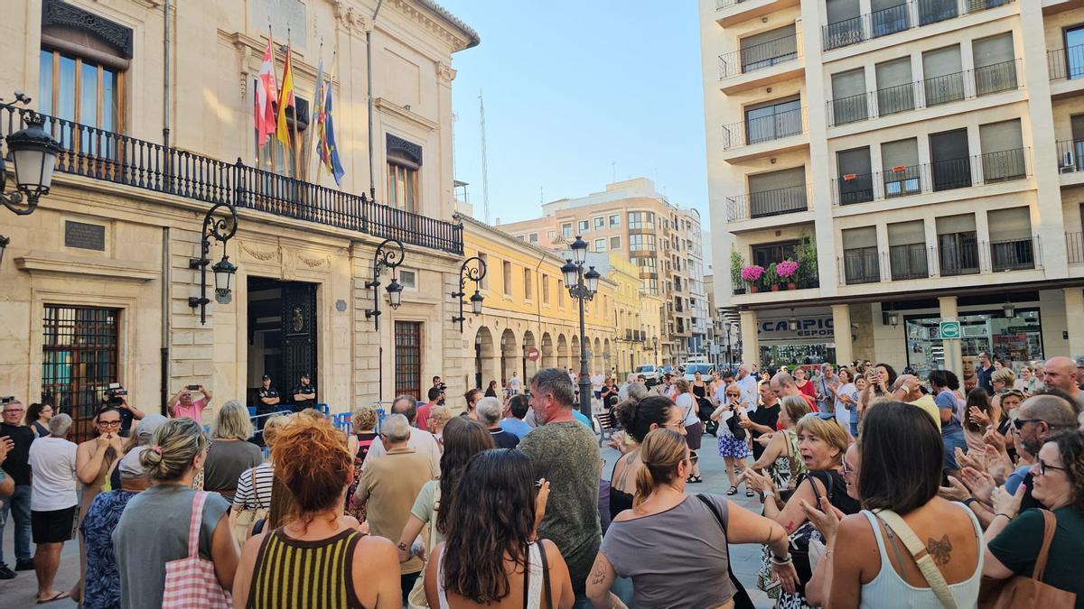 Decenas de personas concentradas a las puertas del ayuntamiento antes del pleno del pasado jueves.