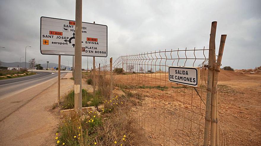 Zona de acceso y salida de camiones, junto a la rotonda. | VICENT MARÍ