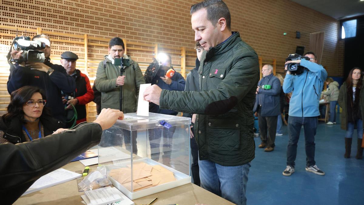 Óscar Fernández depositando su voto en el CEIP Castra Caecilia de Cáceres.