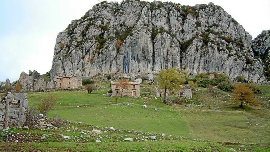 Sota aquest roc de l&#039;antic poble abandonat s&#039;havia projectat construir una vintena de cases