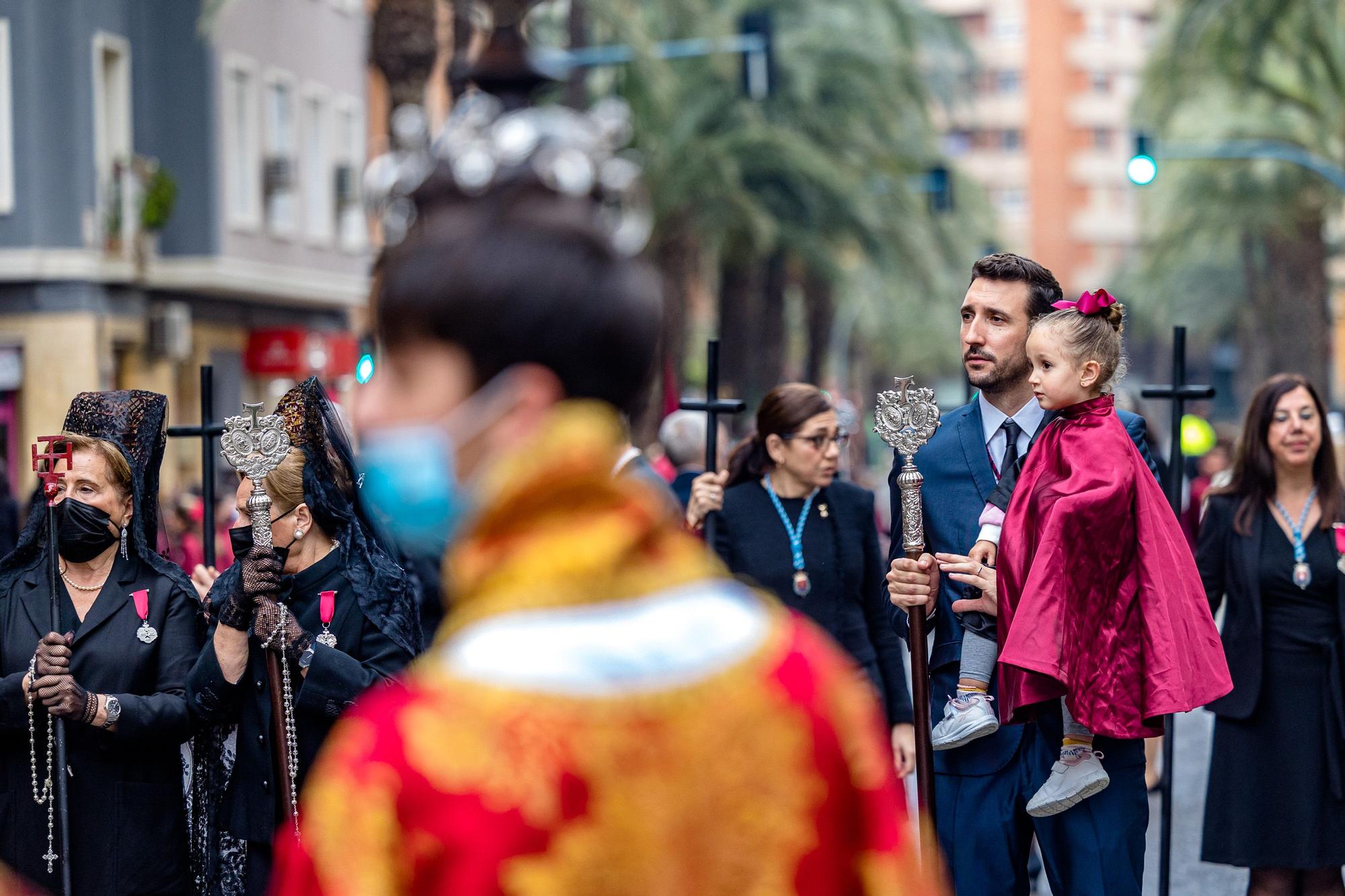 Procesión del Ecce Homo en Alicante  En Alicante las primeras imágenes en llegar eran las de la procesión del Ecce Homo que estrenado en esta procesión la primera fase del nuevo paso del Señor, consistente en parihuela y ebanistería. Esta cofradía celebra el 75 aniversario de su fundación.Procesión del Ecce Homo en Alicante  En Alicante las primeras imágenes en llegar eran las de la procesión del Ecce Homo que estrenado en esta procesión la primera fase del nuevo paso del Señor, consistente en parihuela y ebanistería. Esta cofradía celebra el 75 aniversario de su fundación.