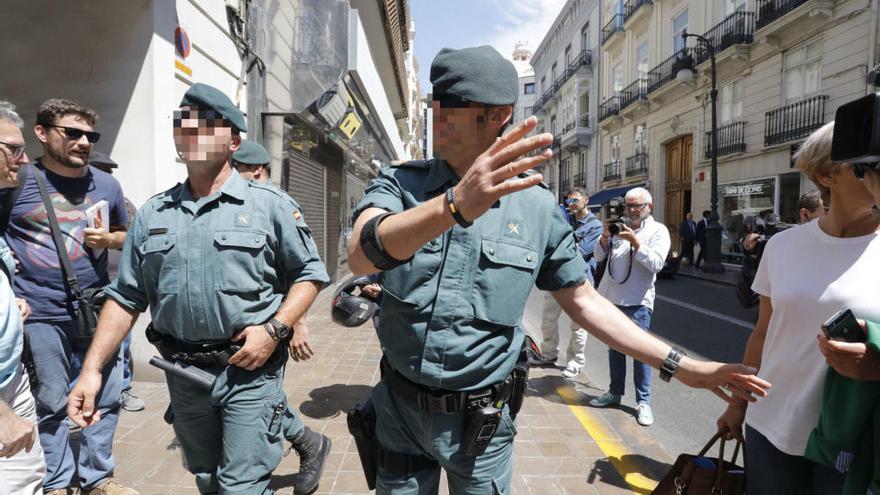 La Guardia Civil sale de la vivienda de Zaplana en el centro de València.