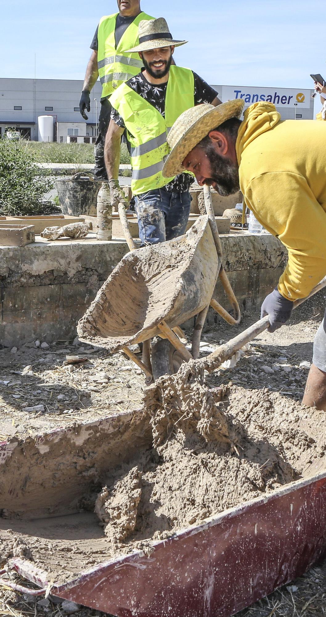 Los vecinos rehabilitan el barrio del Cementerio