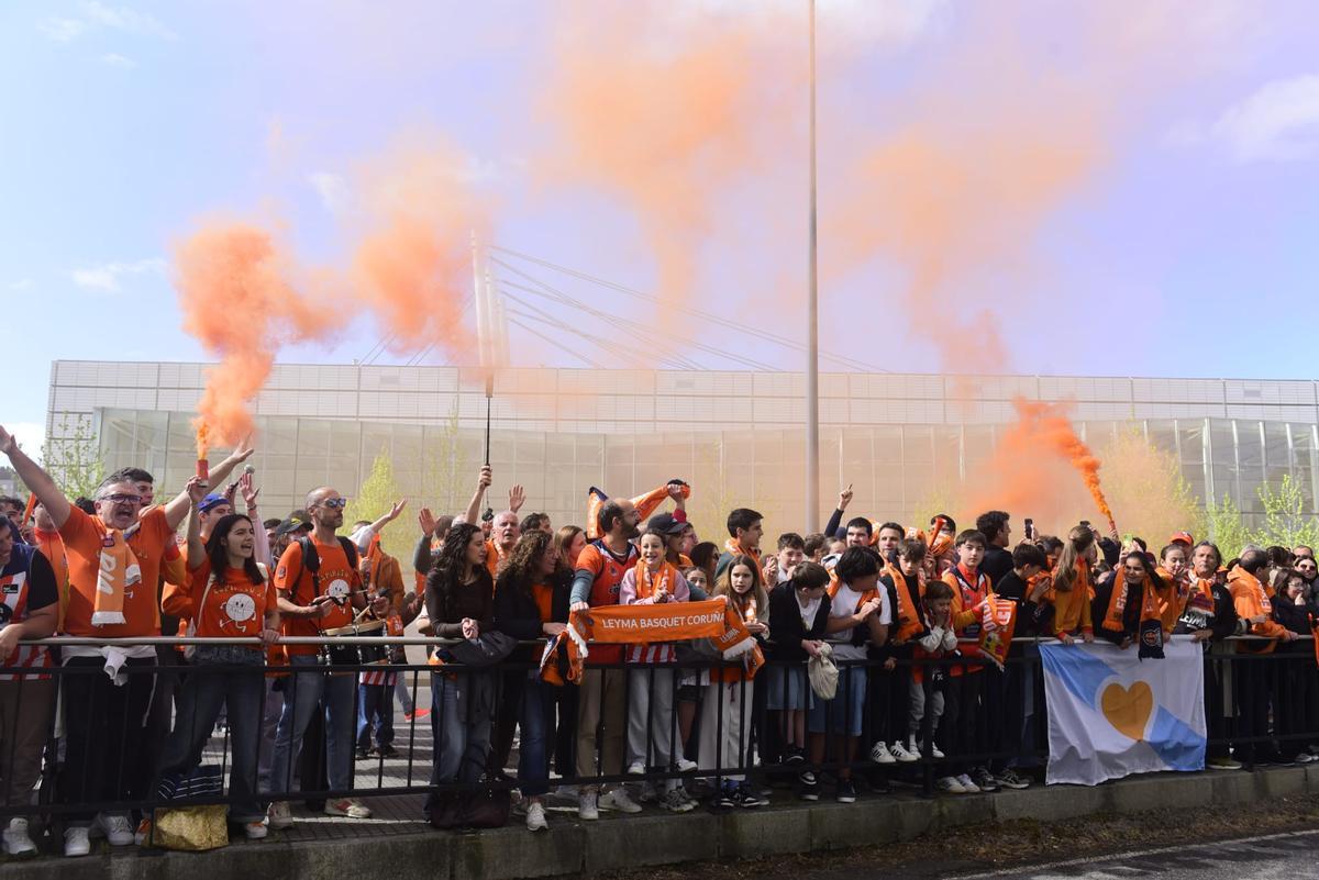 Llegada de los jugadores del Leyma al Coliseum antes del derbi frente al Obradoiro