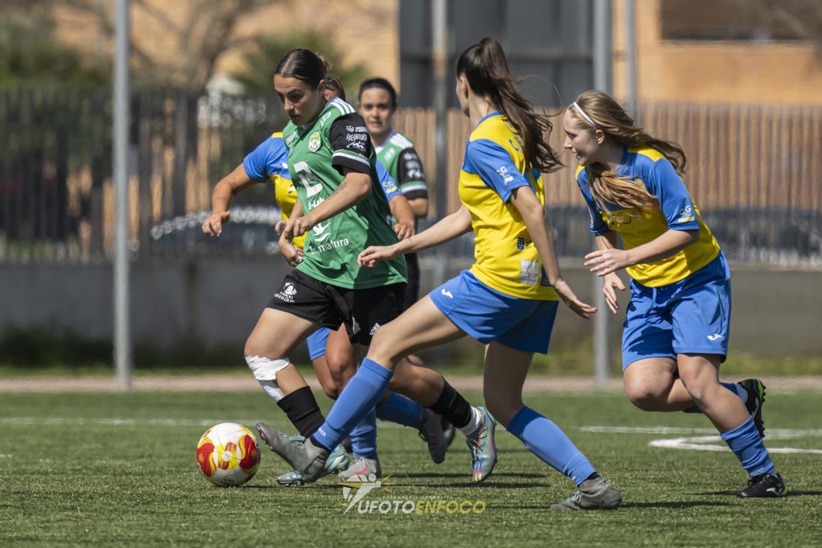 Amanda pisa área rodeada por varias rivales.