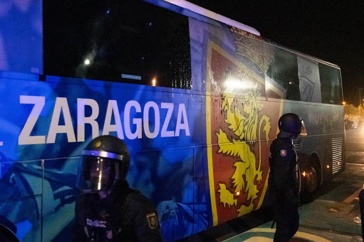 El autocar del Zaragoza, con el escudo manchado por el líquido arrojado por los aficionados tras el encuentro.