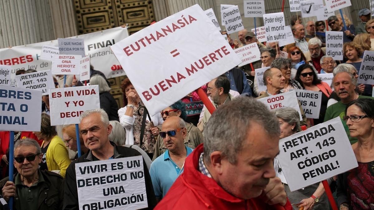 Concentración a favor de la eutanasia en el Congreso de los Diputados
