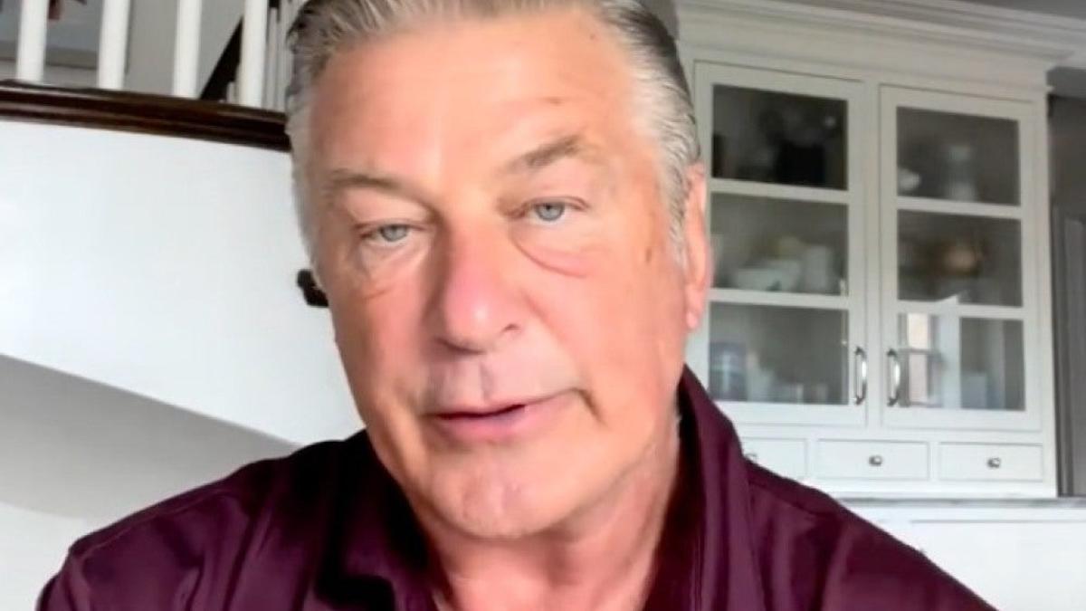 Alec Baldwin hace una entrevista por videollamada