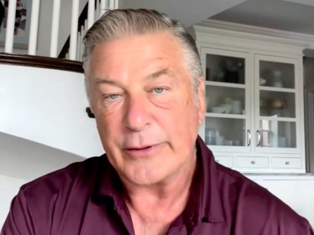 Alec Baldwin hace una entrevista por videollamada