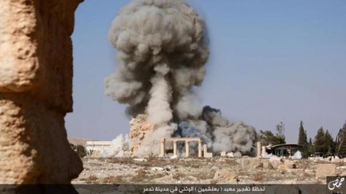 Momento en que los yihadistas hacen estallar el templo de Baal, en Palmira.