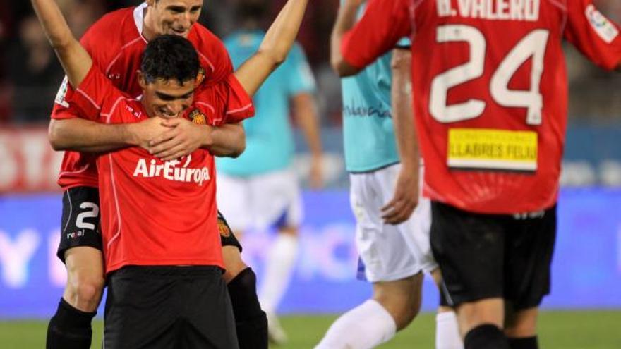 Aduriz felicita a Castro por su segundo gol y Borja se dispone a hacerlo.