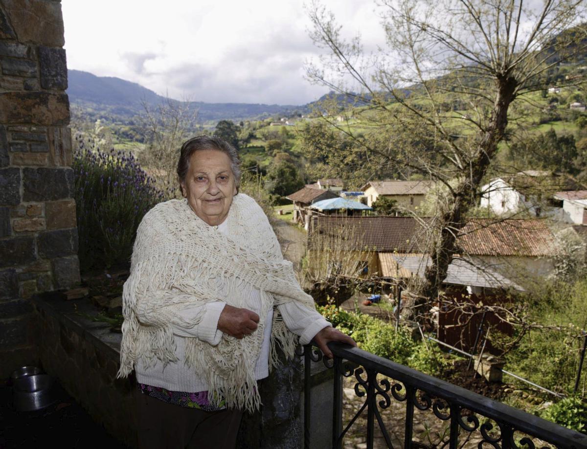 María del Carmen Blanco Menéndez, a la entrada de su casa, en el barrio de Garbelles, en Caldones.