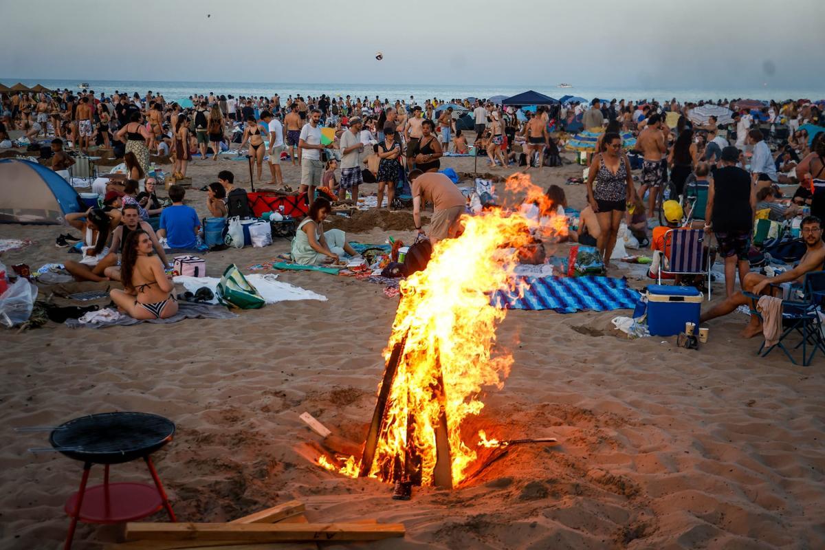 Todas las fotos de una noche de San Juan sofocante en las playas de València