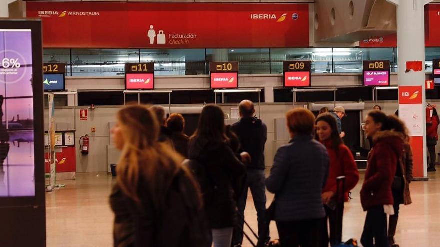 Mujeres en el aeropuerto de Peinador.