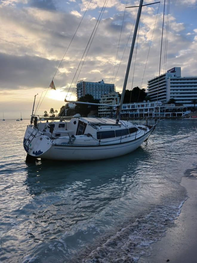 Éste es el velero que ha quedado varado en la playa de Son Maties