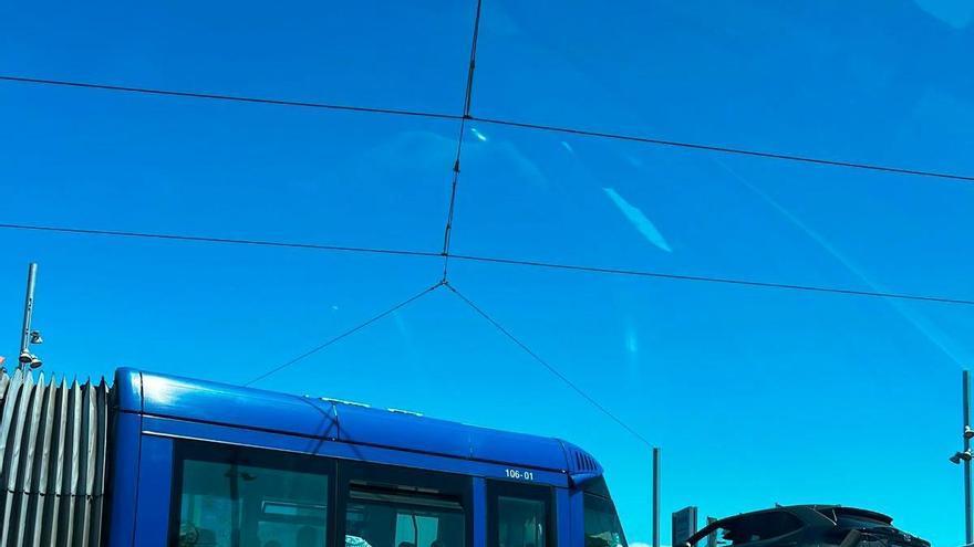 Tram Derails After Collision in La Laguna, Causing Major Traffic Delays