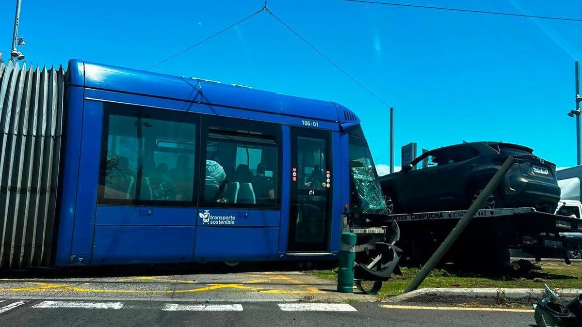 Un tranvía ha descarrilado tras colisionar con un turismo en la zona de Taco