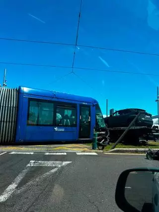 Dos heridos tras descarrilar un tranvía en Taco al chocar con una grúa