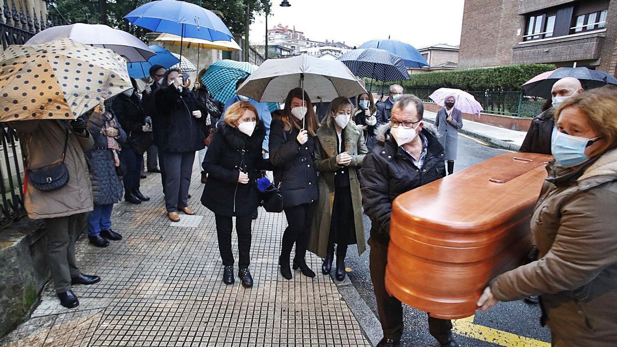 La Asunción acoge el ultimo adiós al pintor Julio Magdalena.