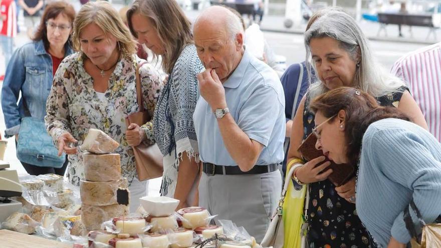 Visitantes prueban las propuestas queseras en uno de los stands.