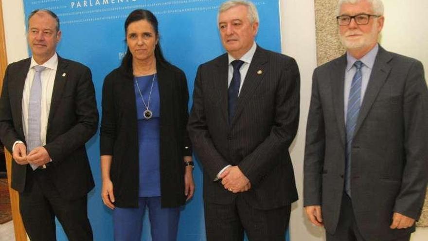 Los tres rectores gallegos, con la presidenta del Parlamento.
