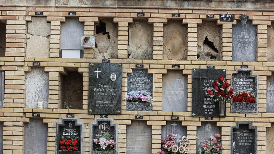 Una mujer, con las cenizas de su madre en casa desde 2021 por la falta de espacio en el cementerio de Alicante