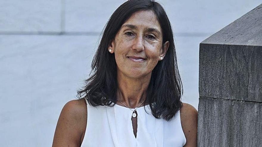 María José Villanueva, ayer, en la zona de acceso a la sede de la Consejería de Salud, en el palacio de Calatrava.