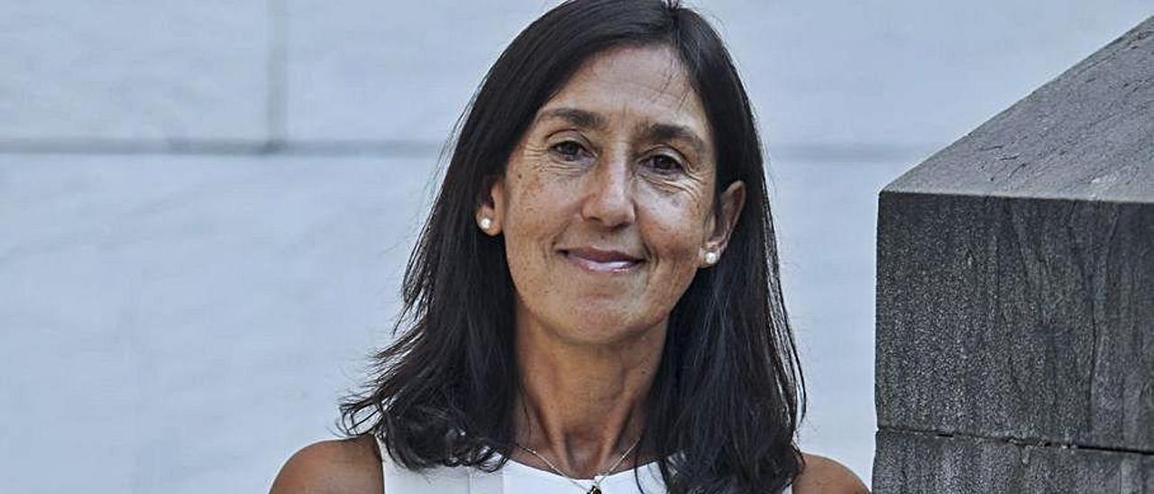 María José Villanueva, ayer, en la zona de acceso a la sede de la Consejería de Salud, en el palacio de Calatrava.