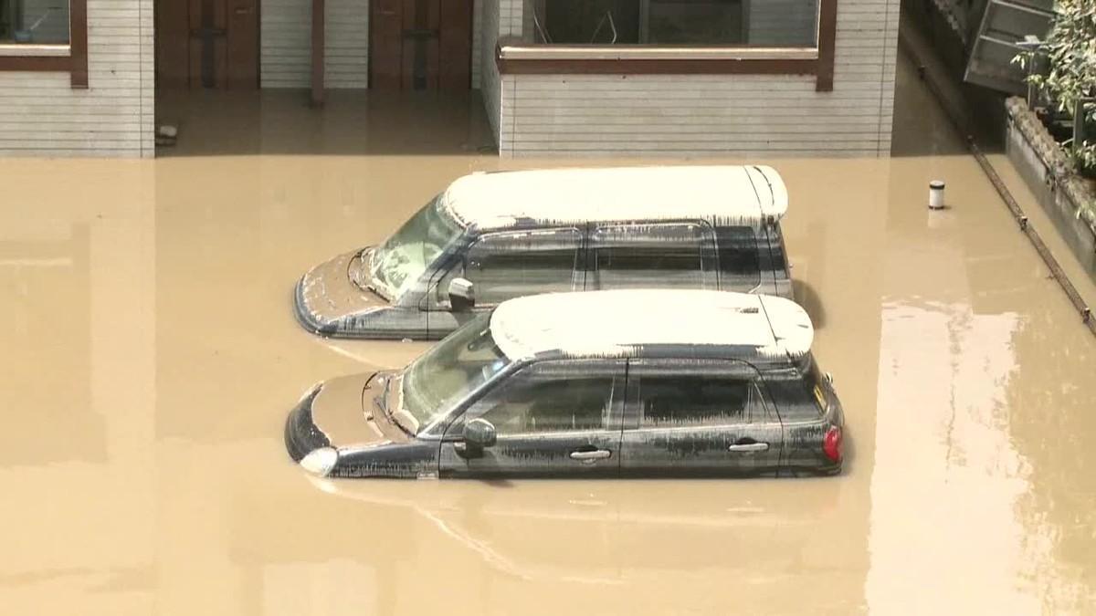 El número de fallecidos por las lluvias torrenciales de la mitad sur de Japón asciende ya a dos centenares.