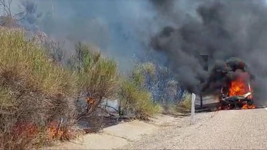 VÍDEO | Un coche en llamas pone en alerta a Rionegro del Puente ante un posible incendio forestal