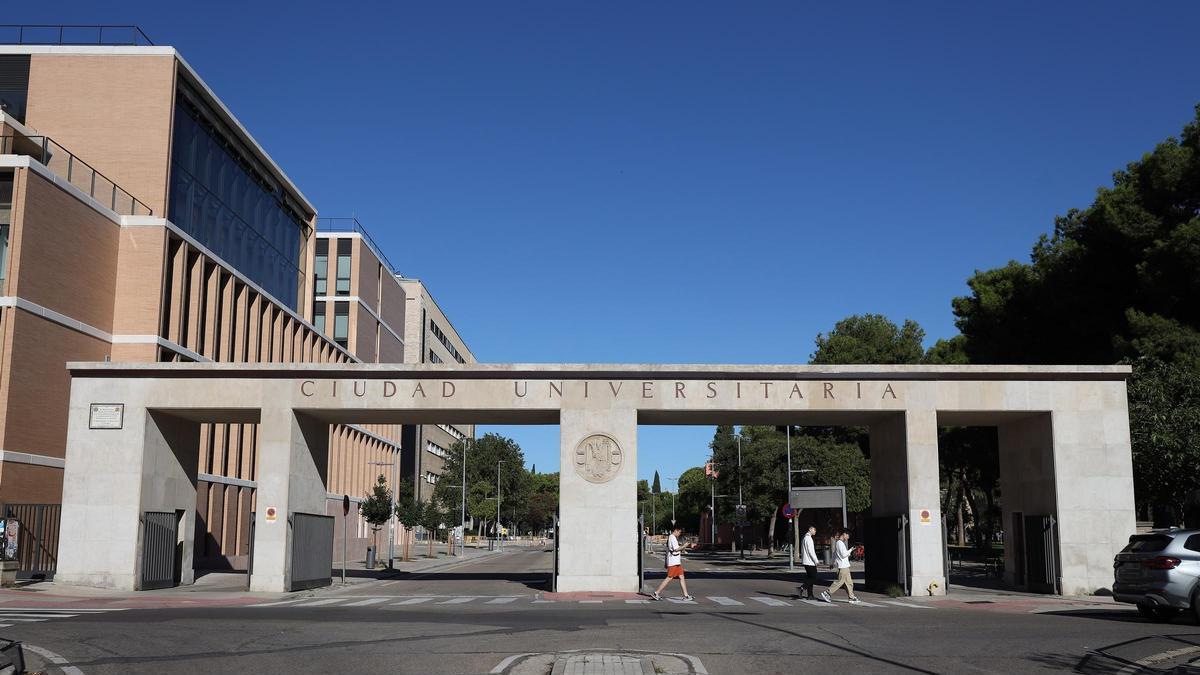 Acceso al campus de la plaza San Francisco de la Universidad de Zaragoza.